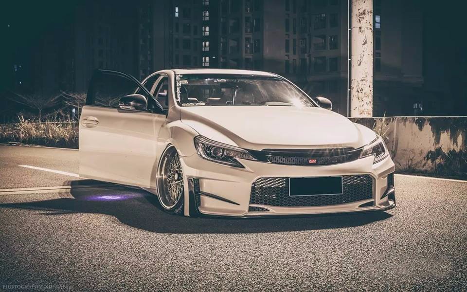 由这台白色锐志诠释