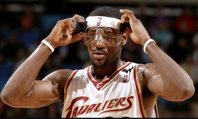 2004年,.詹姆斯就因为脸部受伤戴过一段时间的面具5.