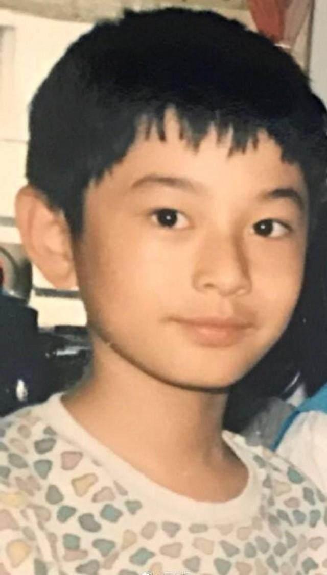 黄晓明儿子正面照首次曝光帅气十足,感慨黄晓明强大的基因!