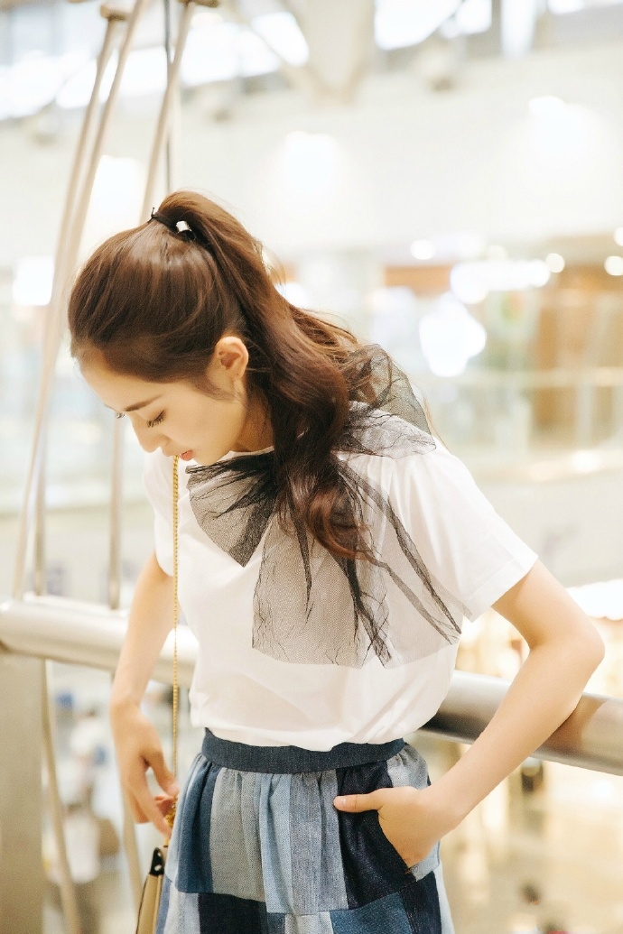 陈钰琪拼接小短裙穿小白鞋,太清新气质了!