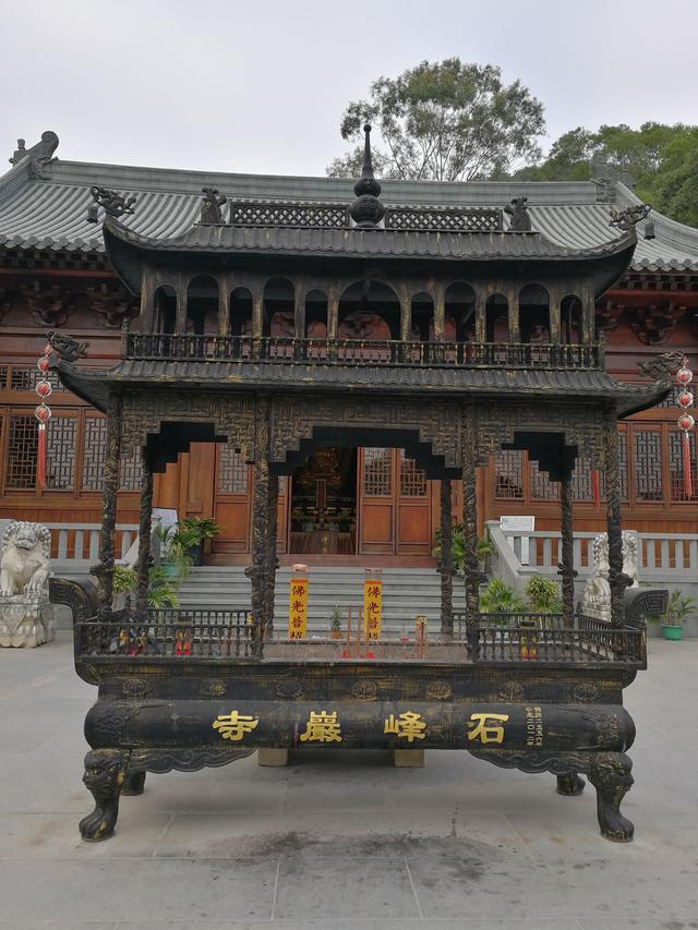 偶然登一次厦门海沧蔡尖尾山,发现山上有座新扩建的石峰岩寺