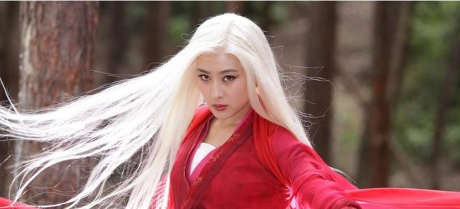 练霓裳马苏饰演的白发魔女可以说刻画的很成功,剧中扮作玉罗刹,遇见卓