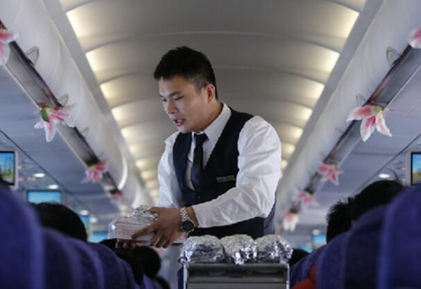 小伙毕业后逛人才市场,无意被看中当上飞机乘务员