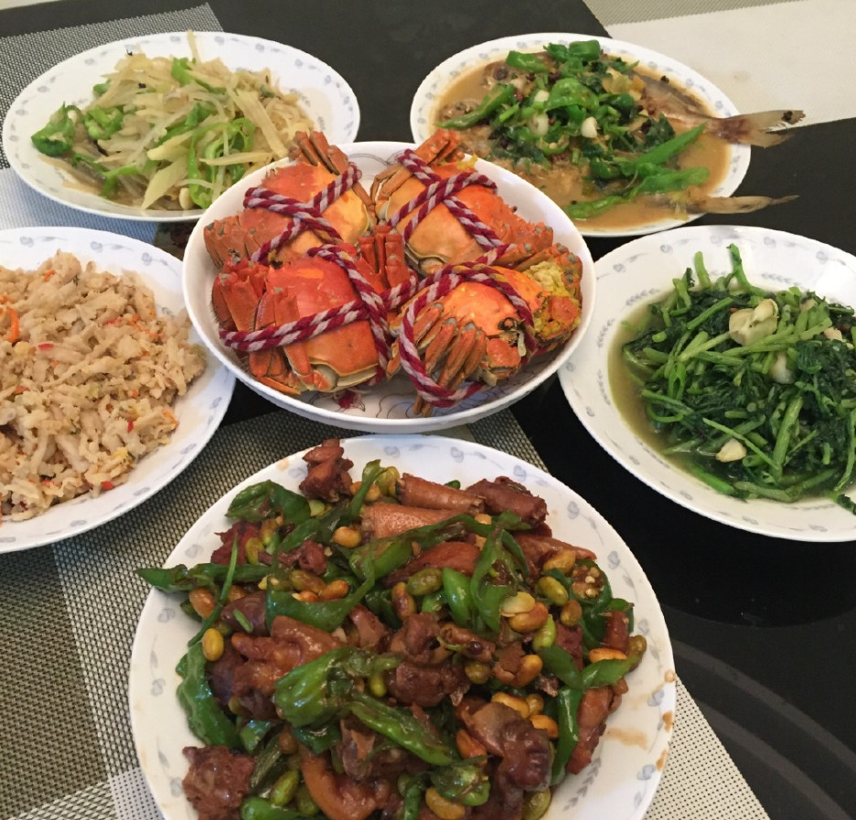 这家人生活真规律,一天大餐一天小餐