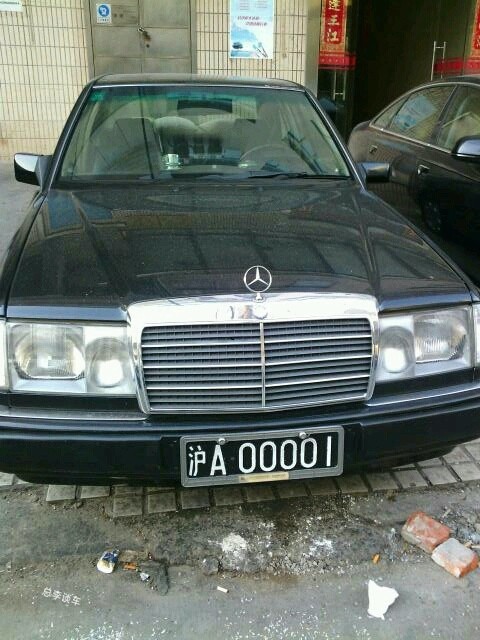 这辆宝马7系挂的是沪a00000黑牌照,车牌是上海第一个黑牌照,不过车型