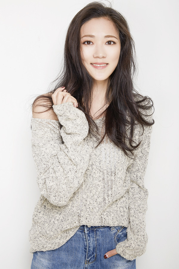 演员殷寒雪曝个人写真 清新略带狂野