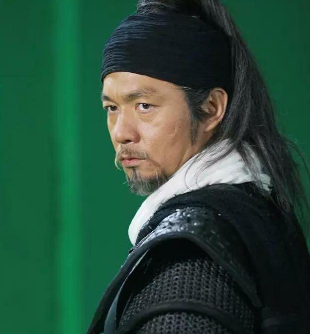 看过这部戏的不少人为一代"杀神"白起所折服,而饰演白起的邢佳栋更是