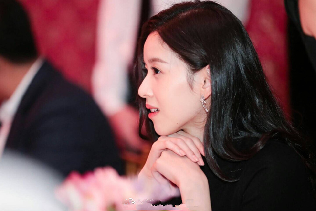 奶茶妹妹现身当代艺术博览会 气质不输超模奚梦瑶