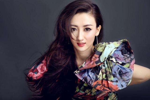 娱乐圈的民国女神,为圆男友梦想卖车卖房,最后却惨遭已婚女插足