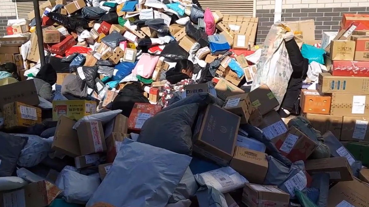 高校遭快递淹没,行李箱,小板车统统上阵拉货|快递|高校|双十一_新浪