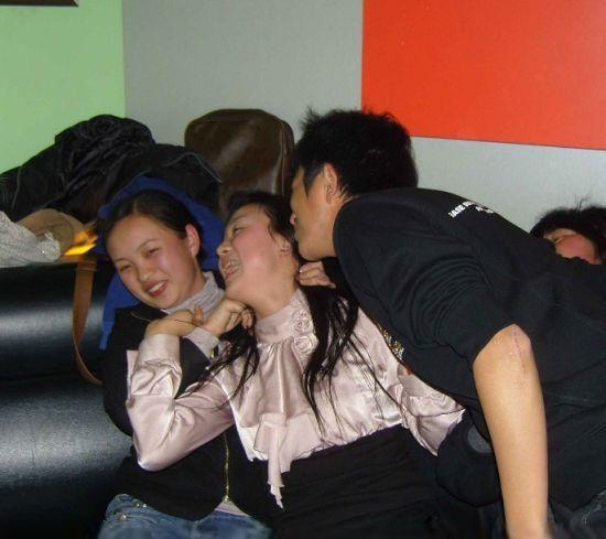 "老婆,今天同学聚会,晚上我不回来了"
