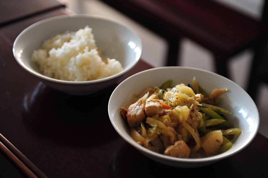 青岛菩提寺里的斋饭体验:两菜一汤 免费吃 规矩多!