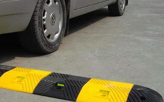 过减速带正确姿势你知道吗?你的爱车很受伤-新浪汽车