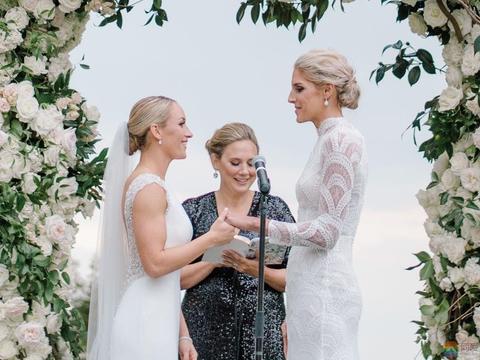 最梦幻的情侣 WNBA球星与女友甜蜜结婚