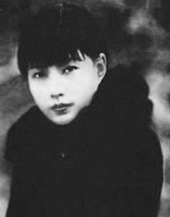 具体是这样的,当时已经50多岁的黄金荣对露春兰一见倾心,决定让年仅14