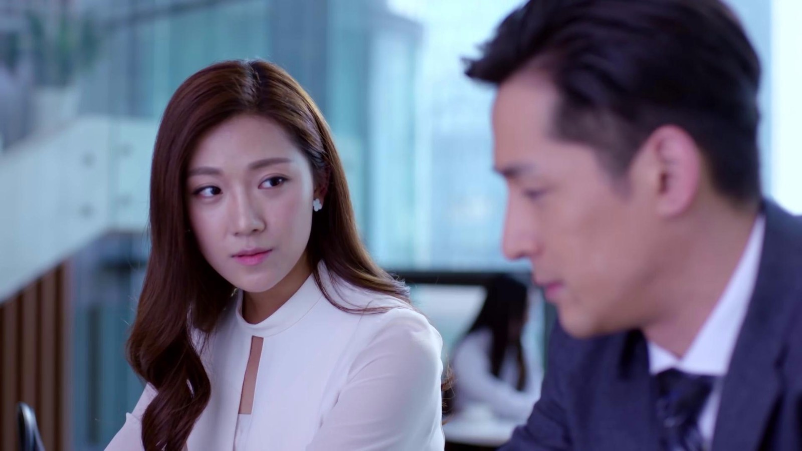 罗伊人对郑秋冬隐瞒了一部分事实,为的是不破坏自己在郑秋冬心目中的