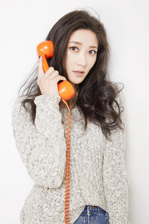 演员殷寒雪曝个人写真 清新略带狂野