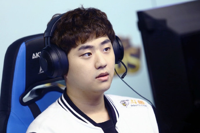 sktbang直播时候做高考题,这是准备退役去考大学?