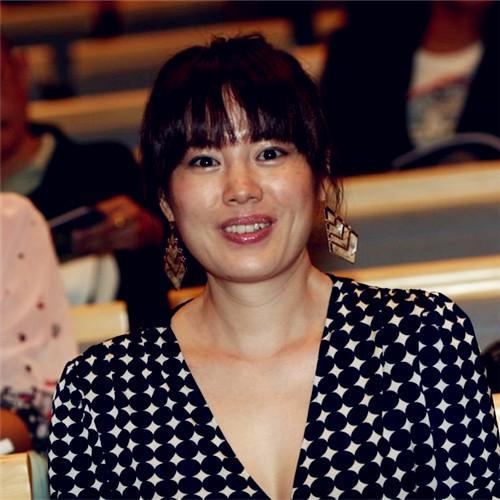 王瑾小时候便随父母在日本生活多年,后加入日本籍,2001年考入中戏表演