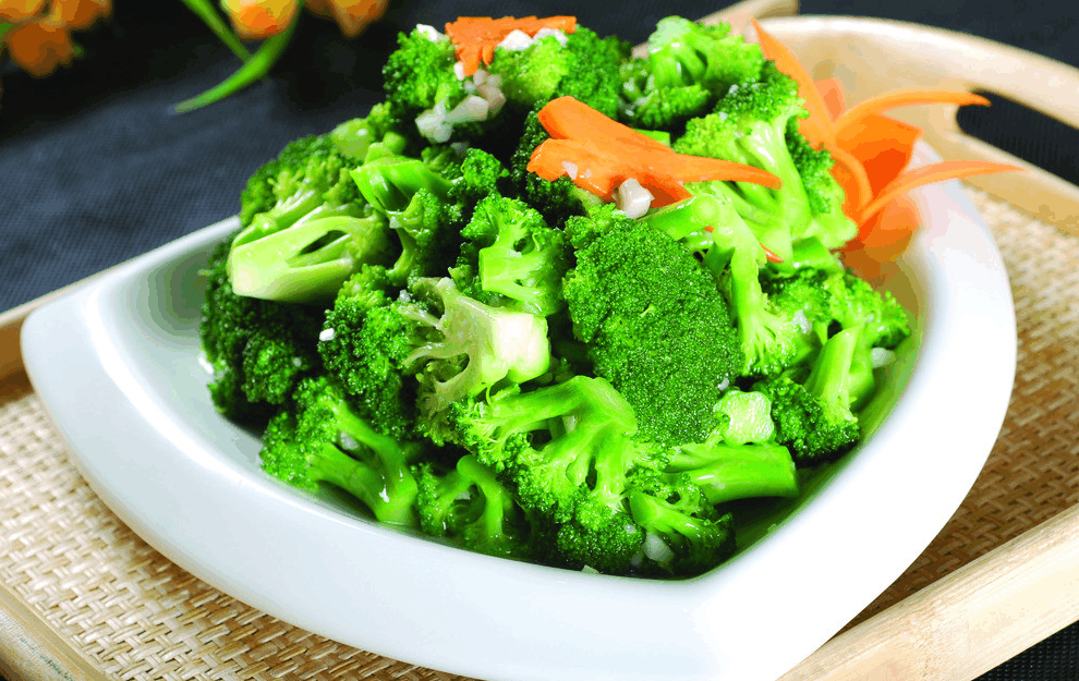 蒜蓉炒西兰花看很简单, 但啥时候放蒜, 西兰花炒多久起锅才是关键