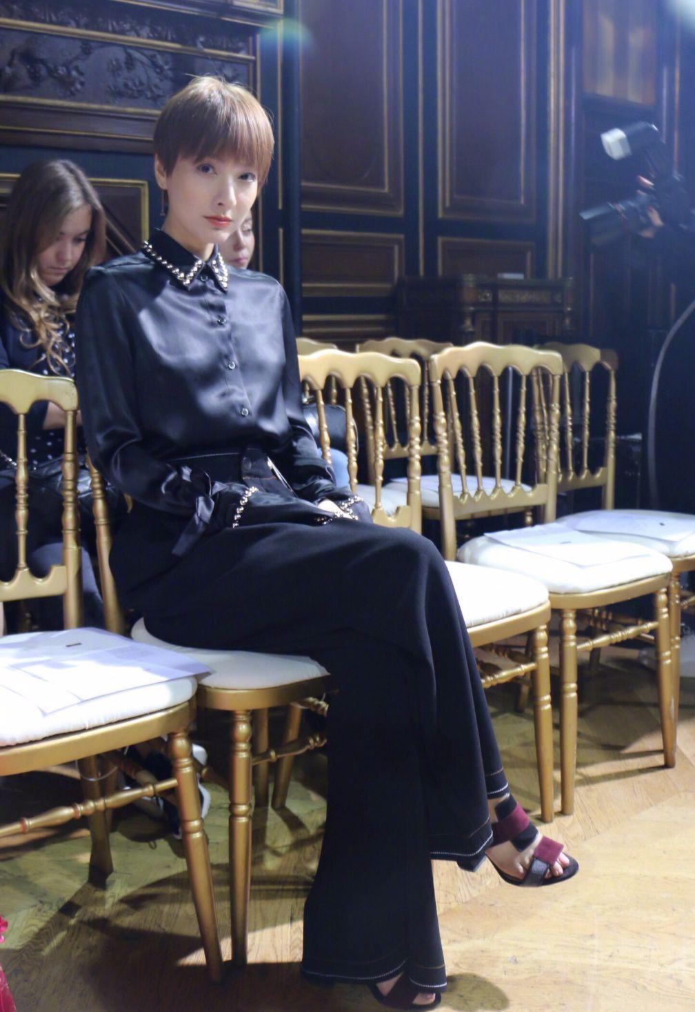 吴昕大衣把自己裹的透不过气,路人还以为她是130斤呢!