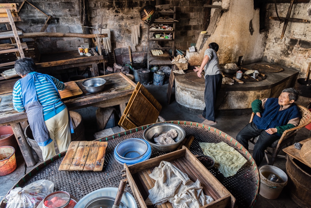 走进徽州万安老街:88岁的老人做豆腐73年 手工豆腐坊已传四代