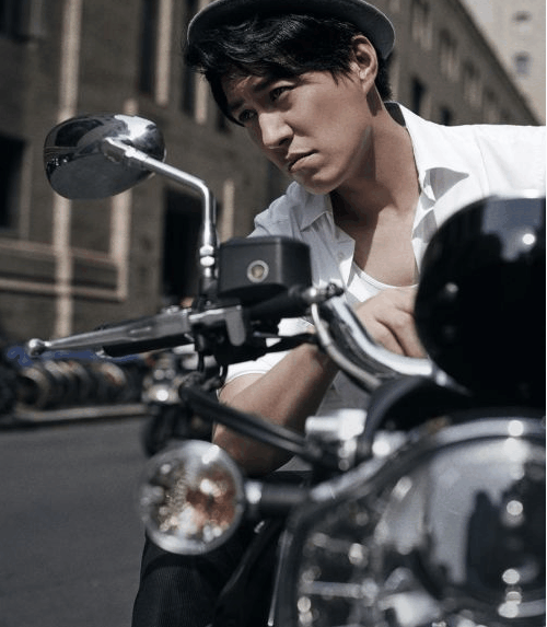 靳东和同时出演《我的前半生》里面的陈道明老师的一组夹克机车黑白照