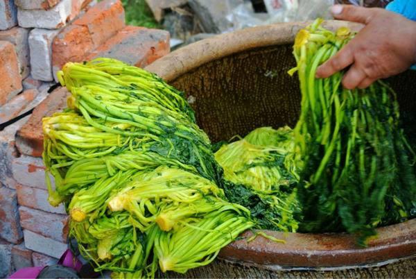 听说宁波的咸齑是用脚踩出来的