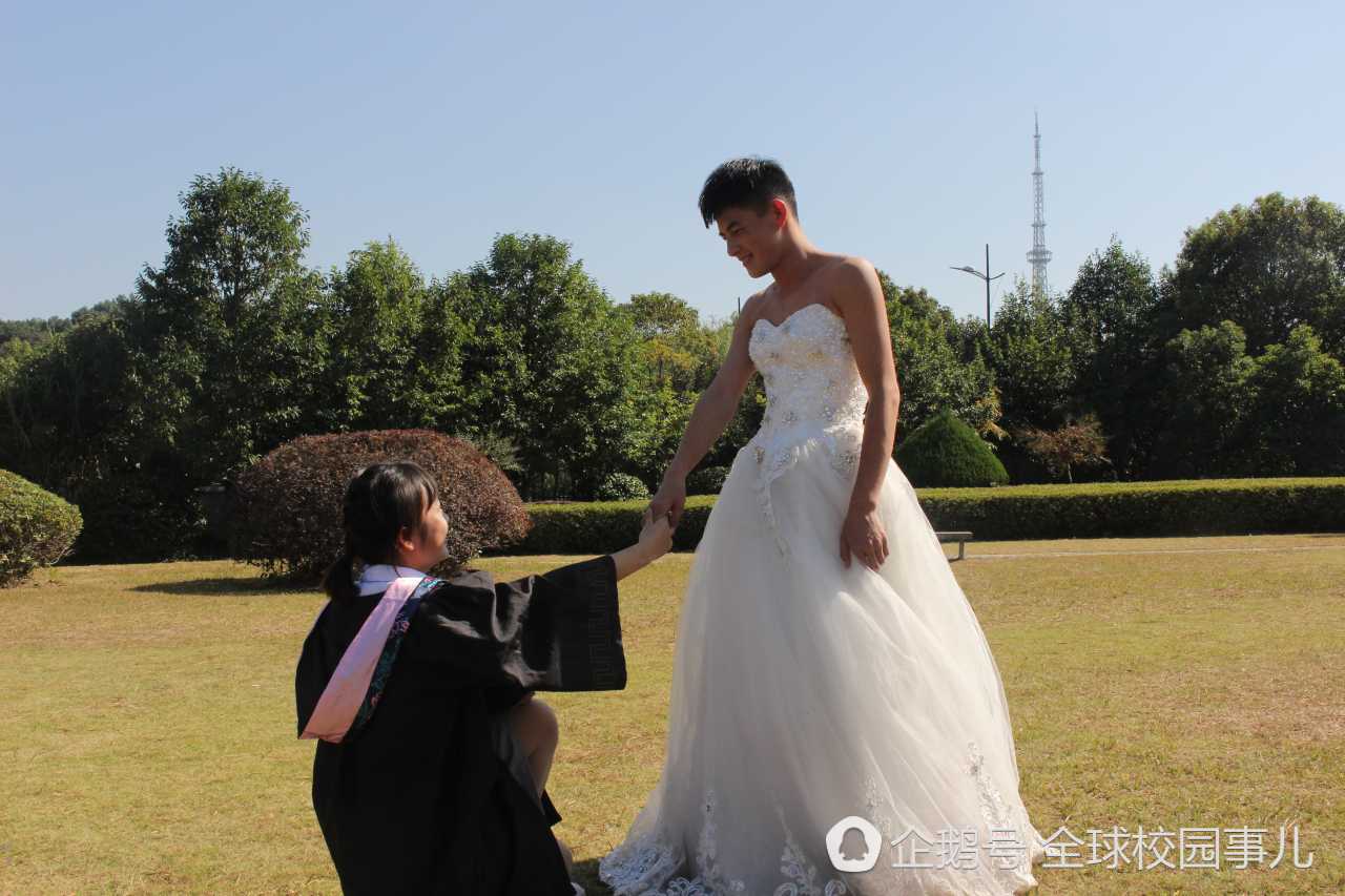 湖南一高校男班长穿婚纱和同学们拍毕业照