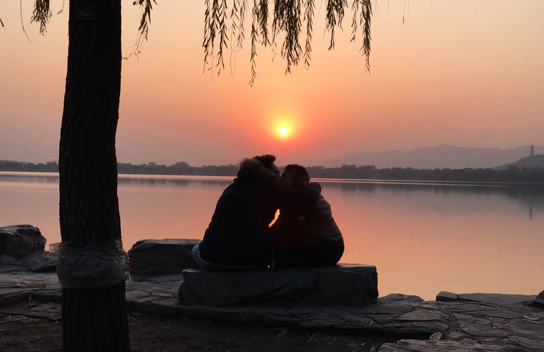 美!颐和园昆明湖畔外国情侣夕阳下接吻秀恩爱