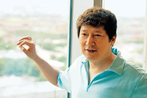 他继承妻子70亿遗产,捐款超6亿,坐拥3辆劳斯莱斯,生活像个皇帝