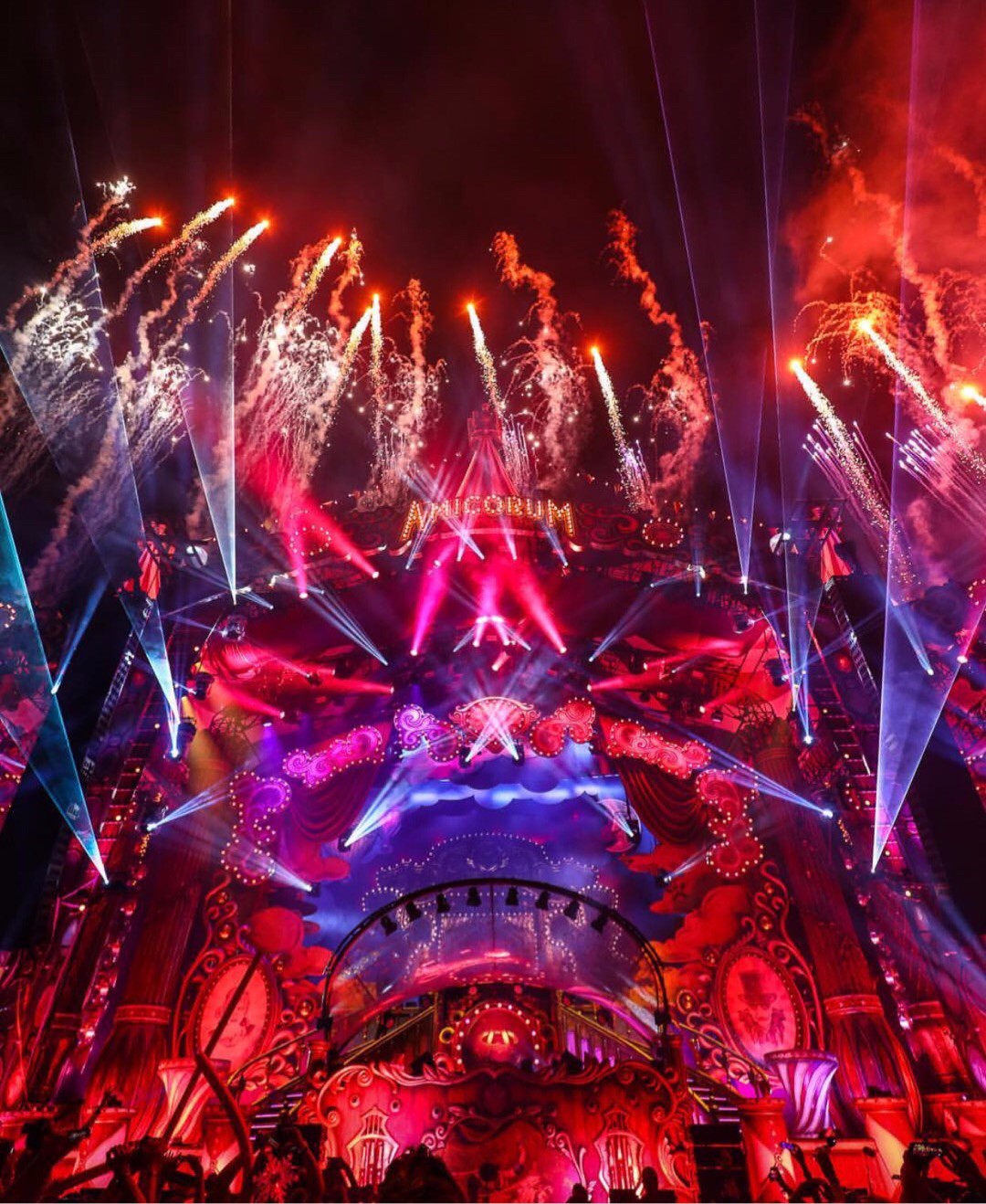 震撼人心的音乐节舞台---tomorrowland音乐节