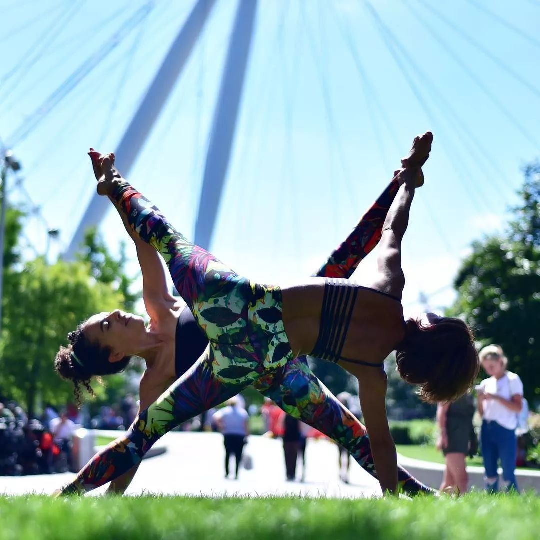 双人瑜伽,你不在的时候晒太阳想你,你在的时候窝被窝撒娇