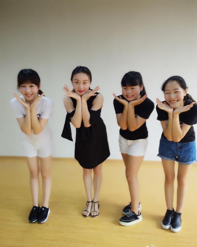 sunshine组合舞蹈房晒美照网友为啥第三个还是丑