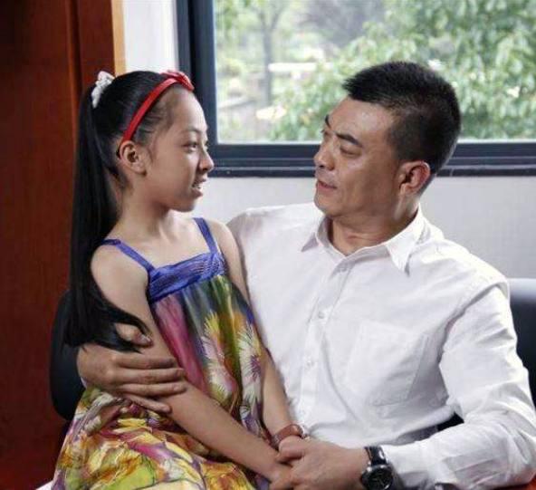 还因为这部电视剧唐静义无反顾的爱上了演员王新军,当时王新军还在跑