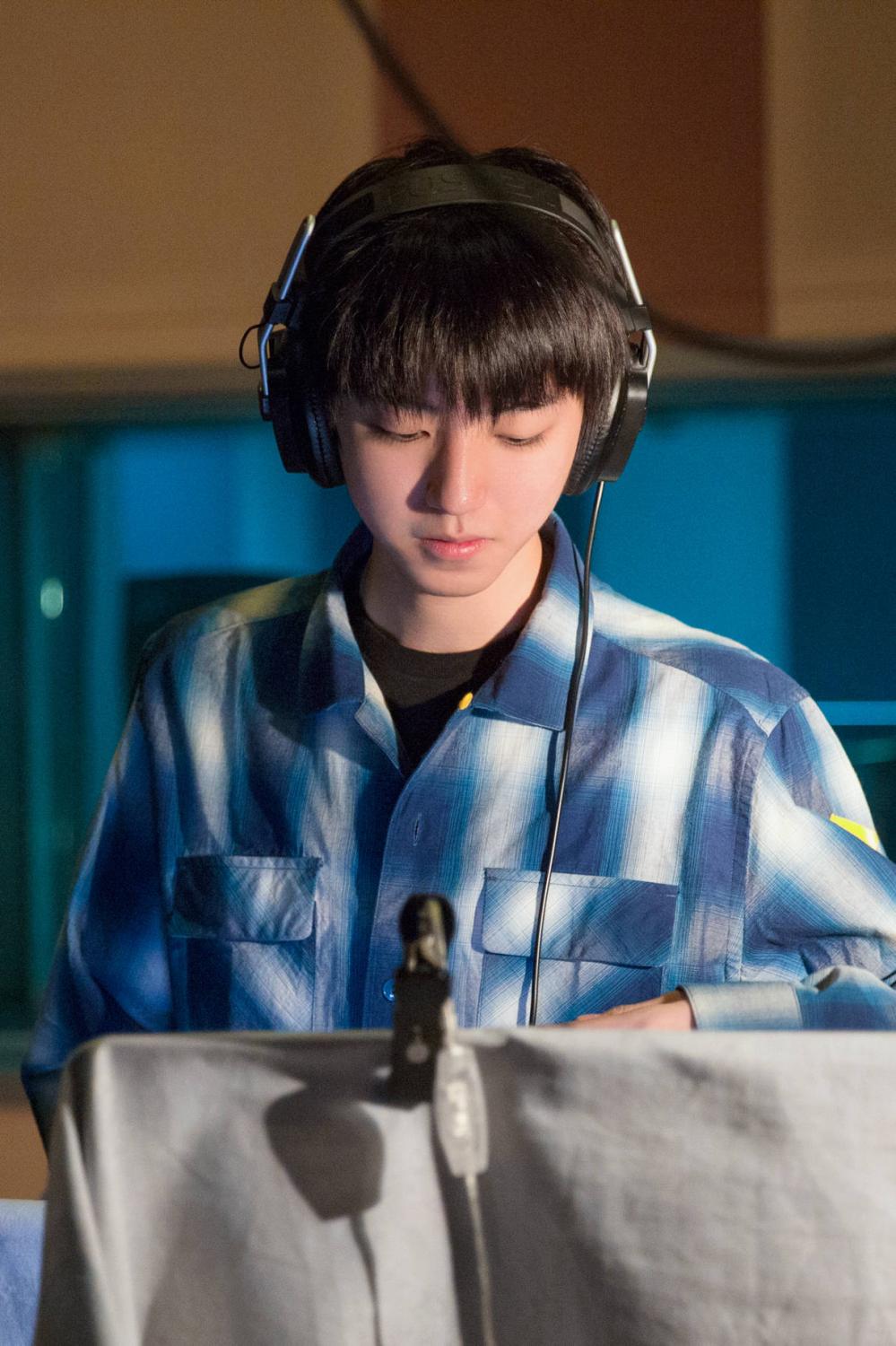 王俊凯戴上耳机的样子好乖巧,你喜欢这样的他吗?