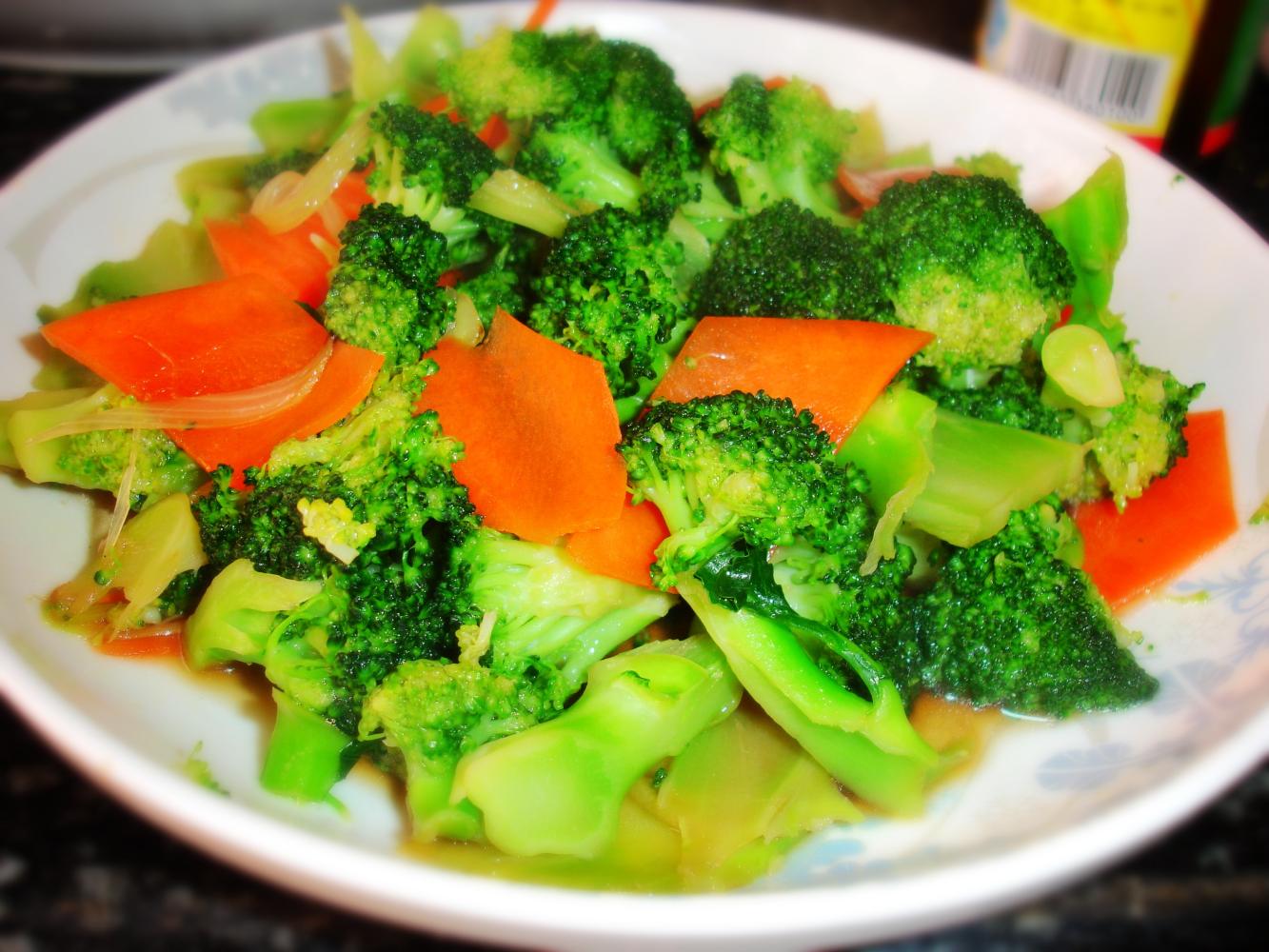 蒜蓉炒西兰花看很简单, 但啥时候放蒜, 西兰花炒多久起锅才是关键