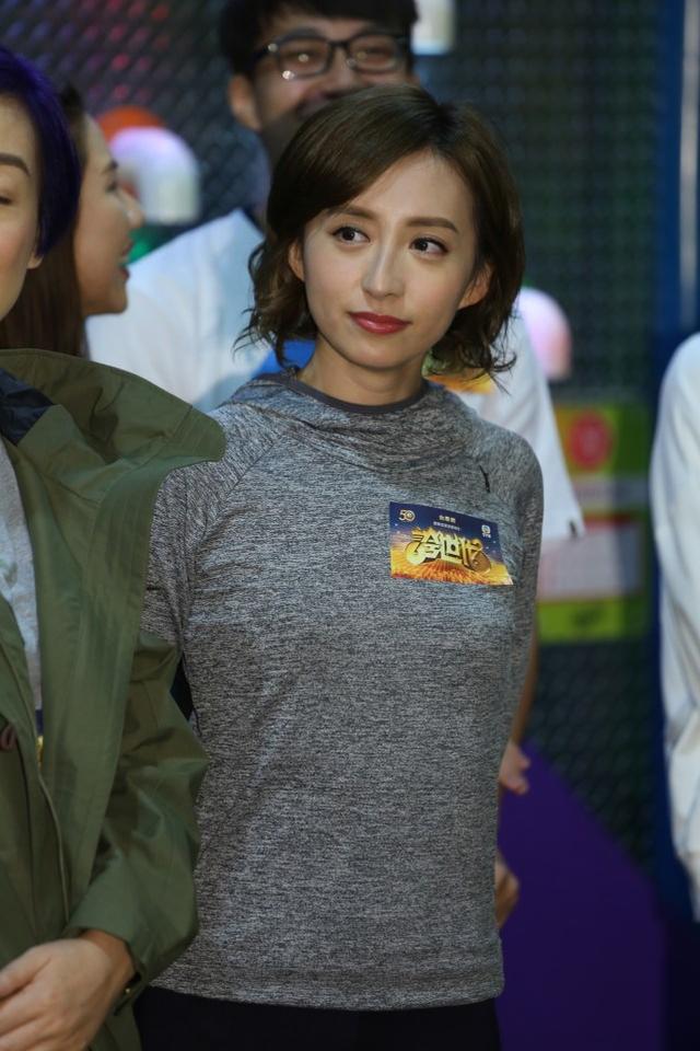 龚嘉欣这件高领上衣完全符合tvb的要求,不要说胸部,她连脖子都不"出镜