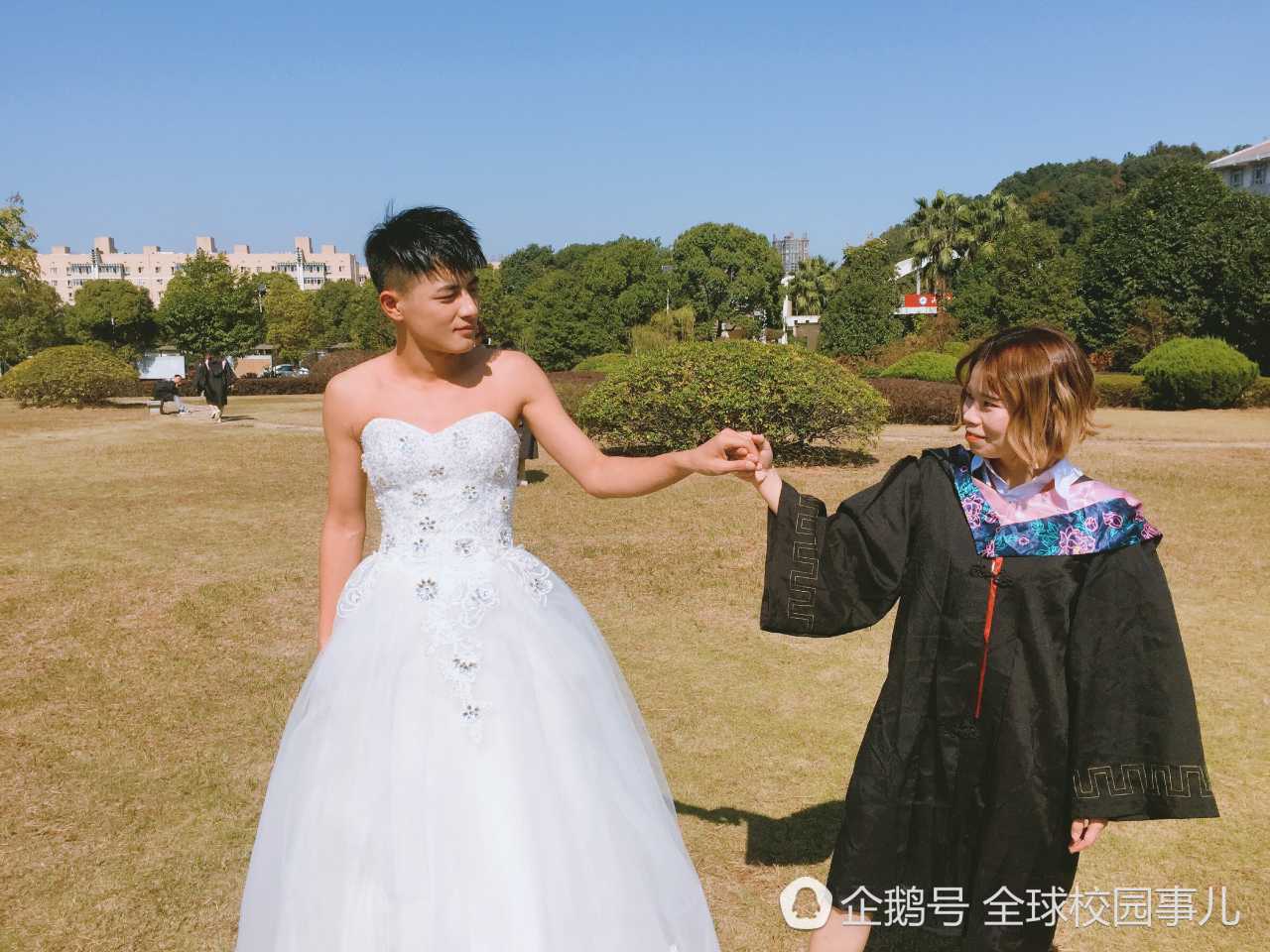 湖南一高校男班长穿婚纱和同学们拍毕业照