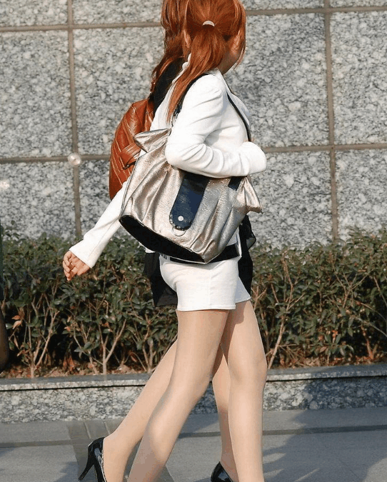 街拍: 包臀紧身裙太紧, 走路不方便一直往上滑