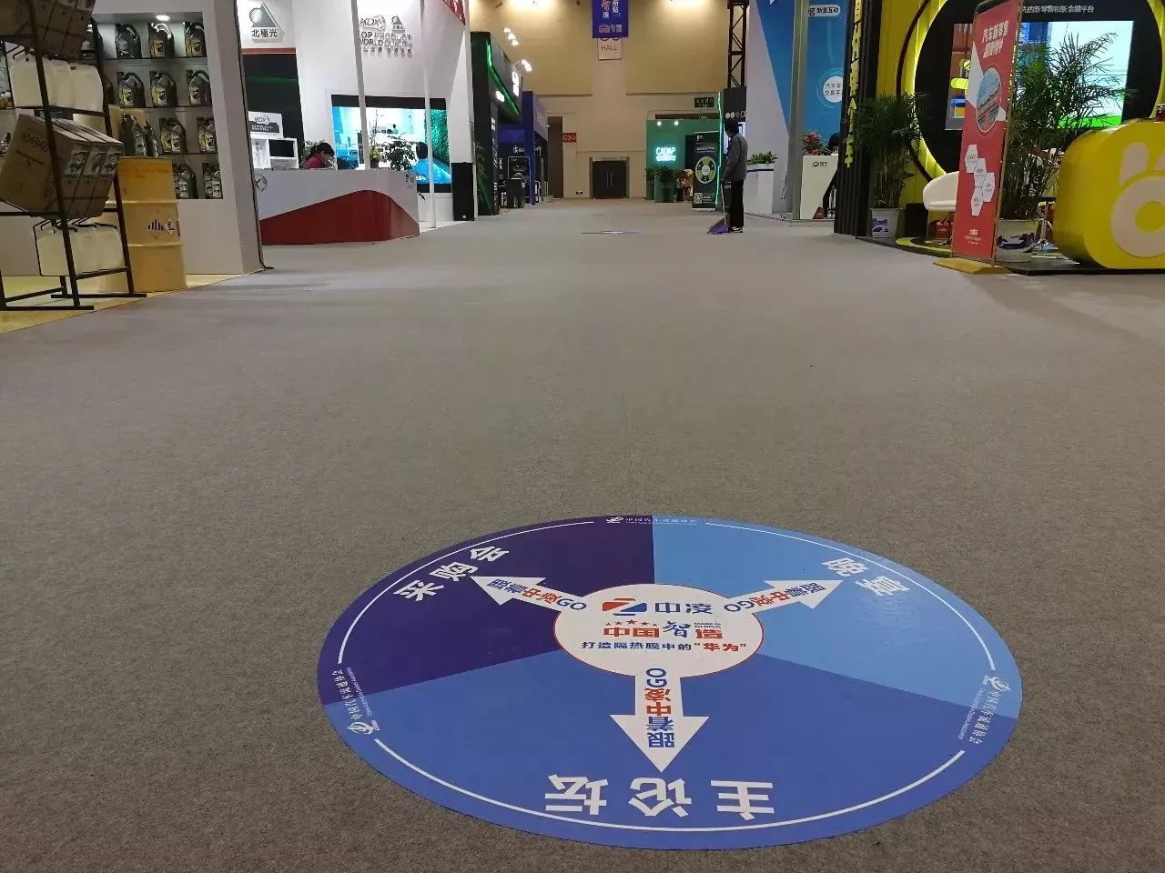 走廊地贴包柱吊旗中凌展会背景墙中凌大礼包玻璃贴