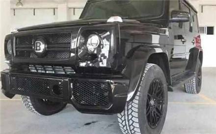 这样一辆价值30多万的国产车北汽bj80,内饰非常单调,中控台十分简约