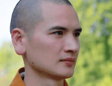 中国最帅僧人, 29岁剃度出家, 曾被富婆豪车猛追|僧人|豪车|明心_新浪新闻