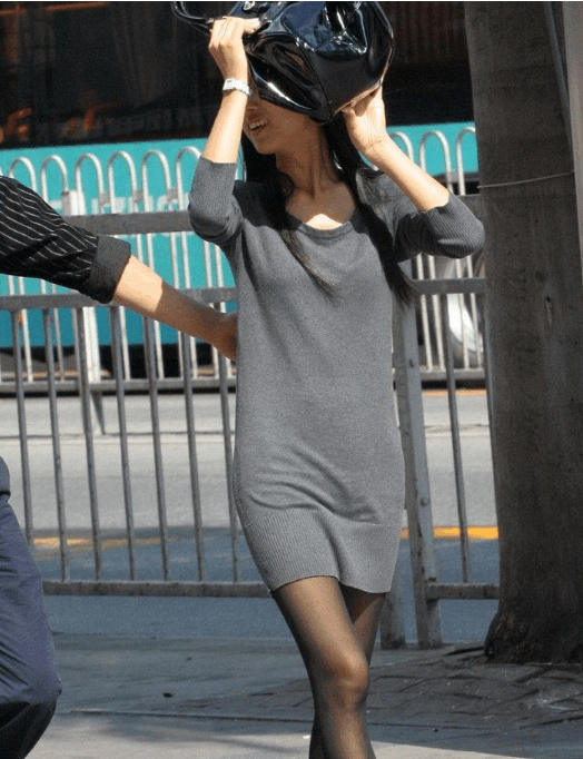 街拍: 包臀紧身裙太紧, 走路不方便一直往上滑