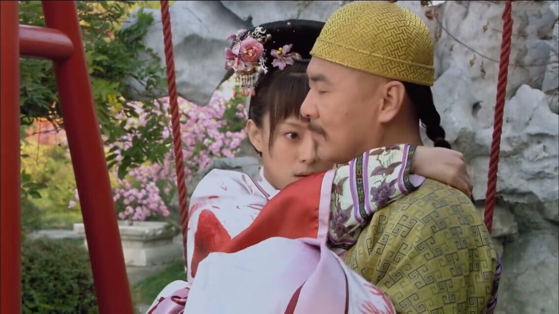 甄嬛传:甄嬛被皇上公主抱时浣碧就已经腹黑了,看她的动作表情!