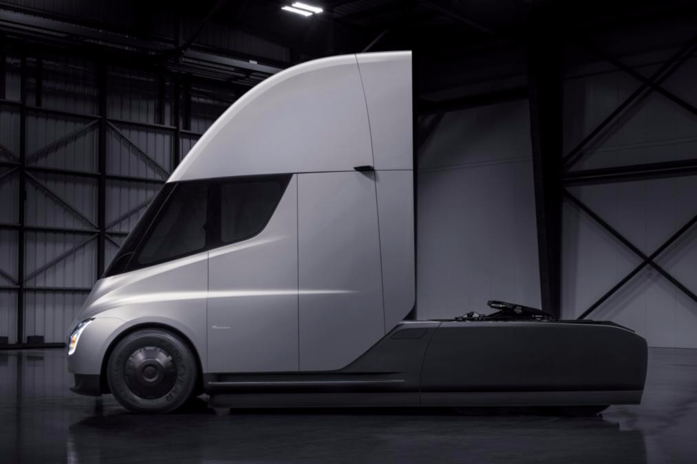 续航805公里!特斯拉半挂电动卡车tesla semi发布-新浪汽车