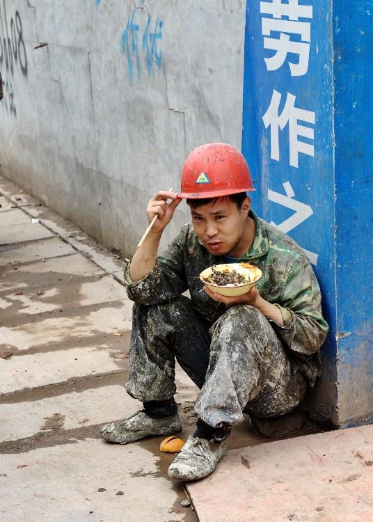农民工午餐就餐情景: 吃在工地上, 马路边, 他们都不在乎!