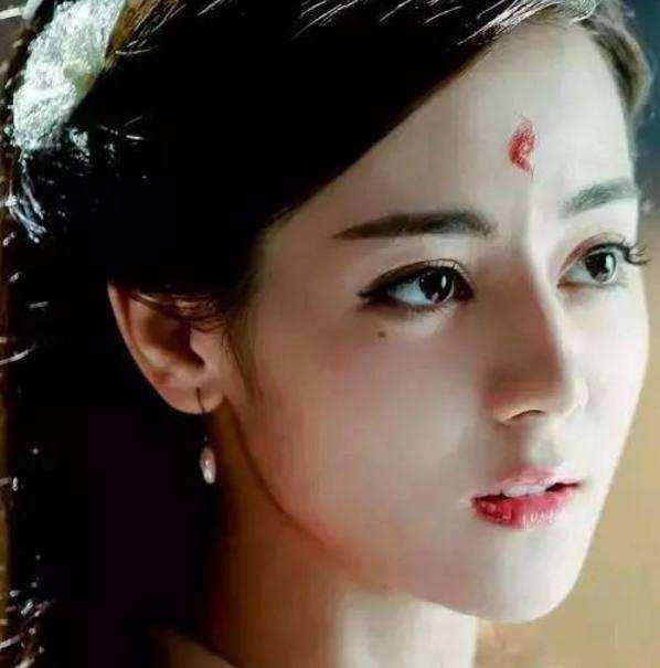 迪丽热巴的眼,刘亦菲的鼻子,赵丽颖的嘴,女星里