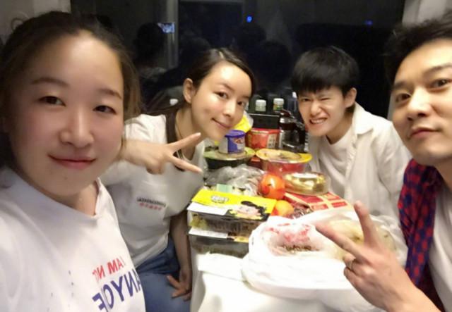 张静初睡火车卧铺都自带满汉全席,敷完面膜瓷