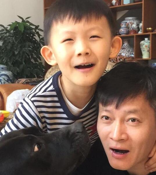 杨志刚生活照曝光,带小儿子拍新戏 网友:果然是一个亲生的!